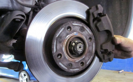 Cách bảo dưỡng phanh ô tô để yên tâm đi Tết