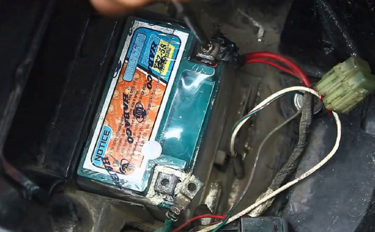 Có cần thay ắc quy khi xe máy để lâu không chạy?