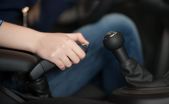 Ô tô không sử dụng dài ngày, có nên kéo phanh tay?