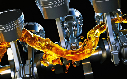 Đổ thừa dầu nhớt ô tô, tác hại không ngờ ít tài xế biết