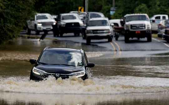 Không nên tự xử lý khi ôtô chết máy vì ngập nước, vì sao?