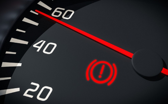 Tại sao đèn báo phanh lại bật sáng?