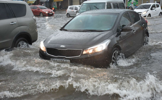 Sau khi đi qua vùng nước ngập xe cần kiểm tra bộ phận nào?