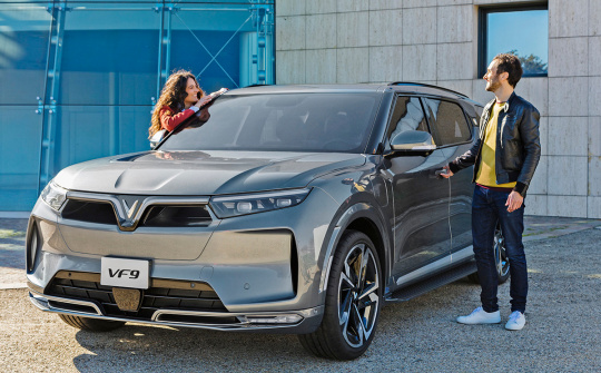 VinFast nhận đơn đặt hàng hơn 2.500 xe VF8 và VF9