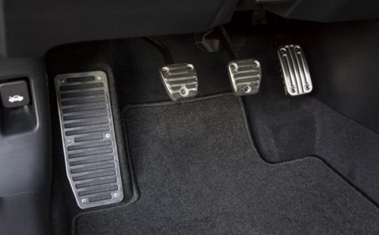 Cách điều chỉnh chân côn ô tô phù hợp