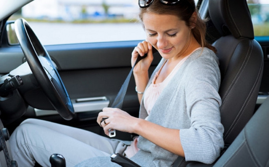 Hậu quả của việc không thắt dây an toàn khi ngồi ghế sau trên ô tô