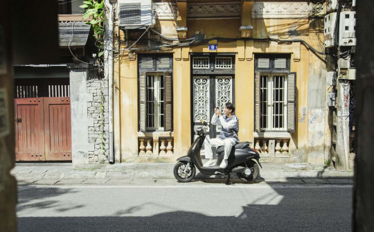 Cùng VinFast Evo200 vi vu phố thu Hà Nội