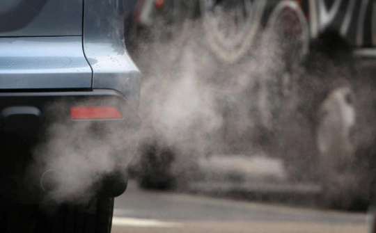 Tại sao vào mùa đông, ống xả ôtô thải ra khói trắng?