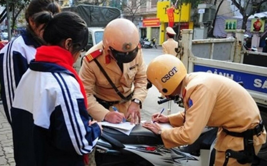 Xử phạt như thế nào với người chưa đủ 16 tuổi lái xe máy?