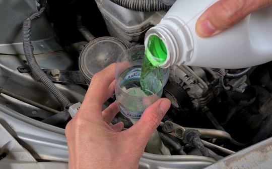 Dấu hiệu cảm biến báo mức nước kính ô tô có vấn đề