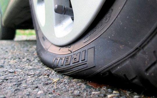 Lý do khiến lốp ô tô không thủng nhưng vẫn bị xuống hơi