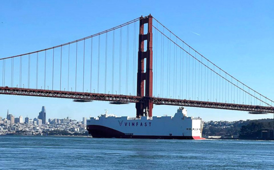 Tàu chở 999 xe VinFast VF 8 qua khu vực cầu Cổng Vàng chuẩn bị cập bến California