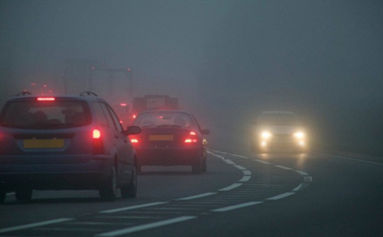 Lái xe ô tô trời lạnh sương mù cần lưu ý điều gì?