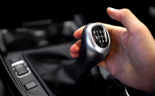 Làm gì khi xe số sàn khó vào số?