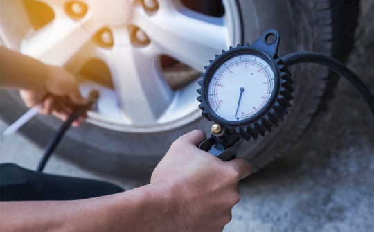 Khi bơm lốp xe ô tô cần lưu ý điều gì?