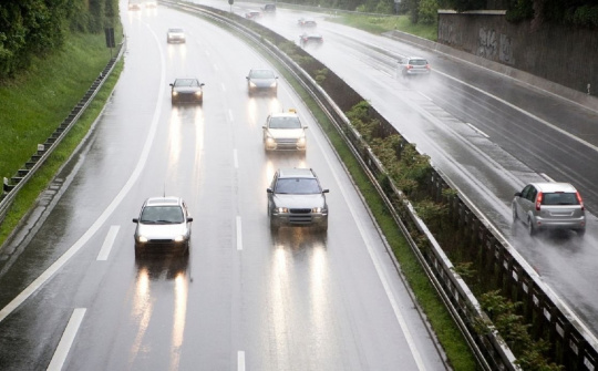 Sử dụng đèn cảnh báo nguy hiểm khi trời mưa cần lưu ý gì?