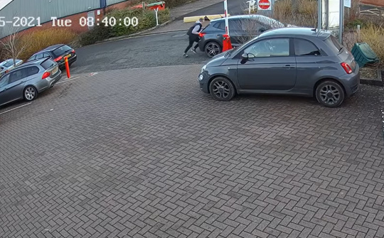 Tài xế quên kéo phanh tay và cái kết