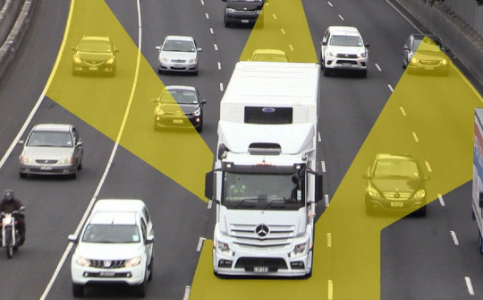 Những sai lầm phổ biến khi lái xe cạnh xe tải