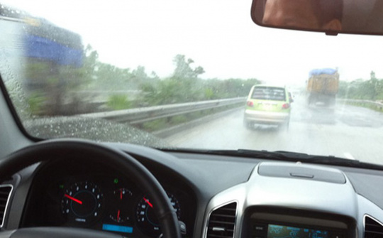 Thời tiết nồm ẩm ảnh hưởng đến xe ô tô thế nào?