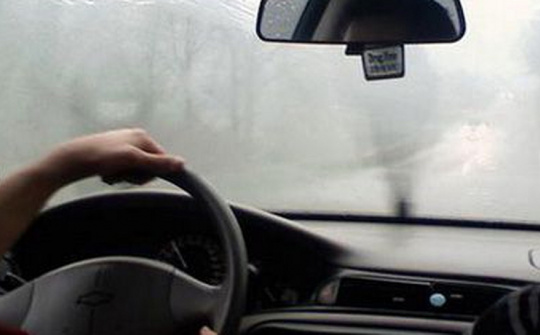 Những rắc rối thường gặp khi lái xe ô tô trong thời tiết mưa rét