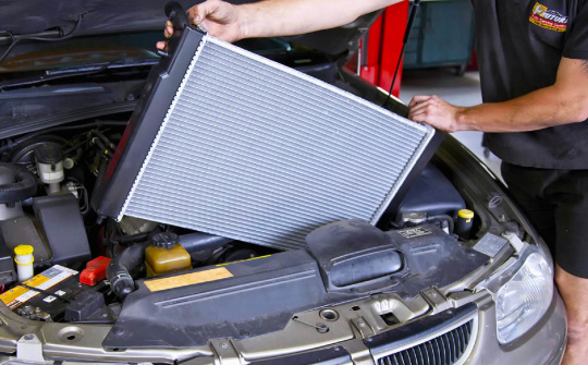 Cách làm sạch két nước ô tô với dung dịch vệ sinh chuyên dụng