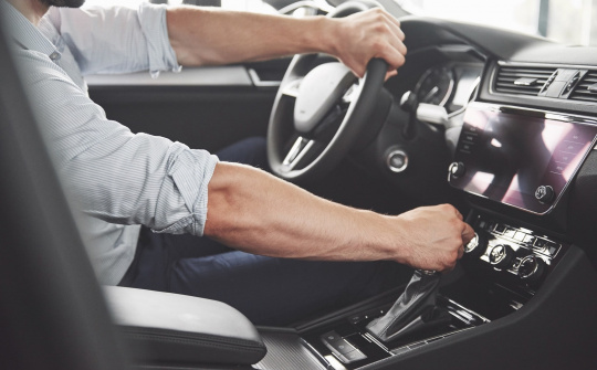 Vì sao xe ô tô bị giật khi đạp ga?