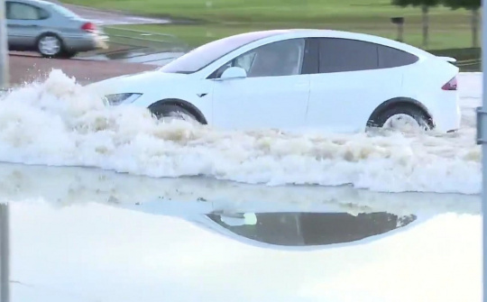 Ô tô điện có thể đi đường ngập nước không?