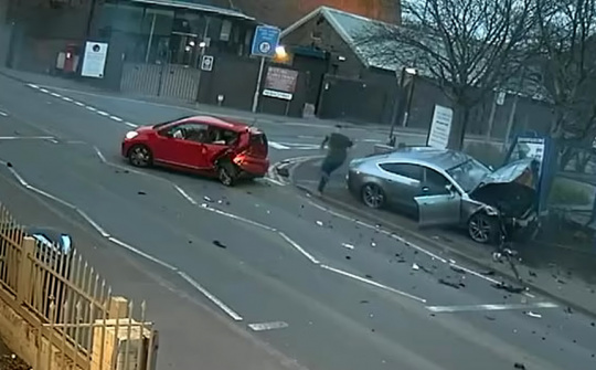 Audi phóng như điên và cú tông lạnh gáy