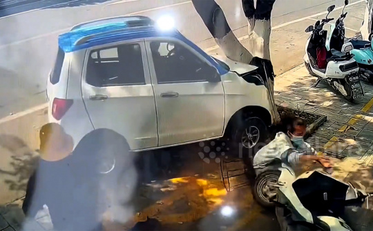 Nhầm chân ga, tài xế đâm bay xe máy tông thẳng gốc cây