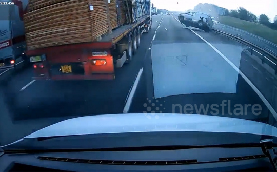 Xe van lật kinh hoàng, tài xế xe tải bất lực trước cú đâm