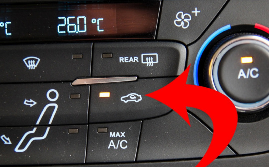 Bật điều hòa ô tô, nên lấy gió trong hay gió ngoài