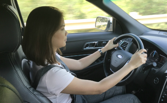 Kinh nghiệm giúp phụ nữ lái xe ô tô an toàn hơn