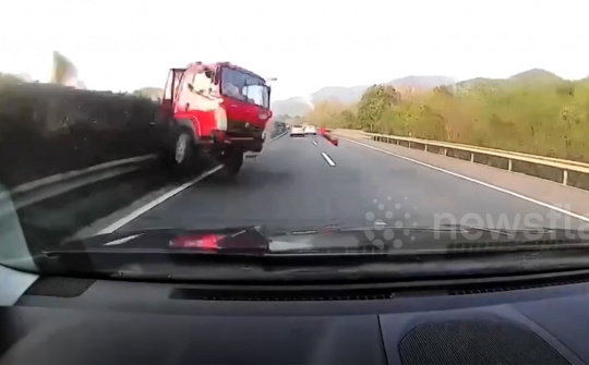 Phút đối diện tử thần, đầu xe tải lao như tên bắn vào cabin