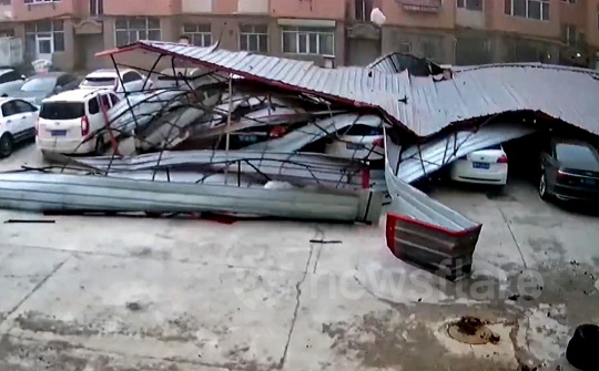 Bãi đỗ ô tô gặp tai họa, hàng chục xe hư hại nghiêm trọng