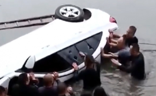 Khoảnh khắc giải cứu nạn nhân mắc kẹt trong ô tô chìm dưới sông