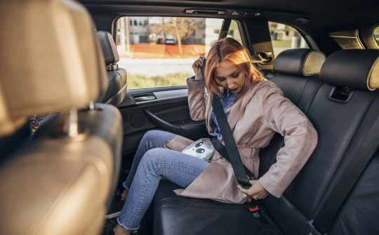 Hậu quả của việc không thắt dây an toàn khi ngồi ghế sau trên ô tô