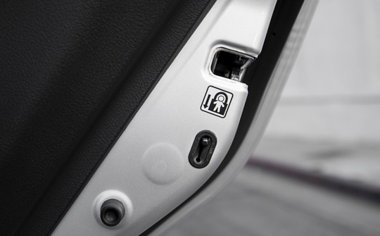 Công dụng không ngờ của những chi tiết nhỏ trên ô tô