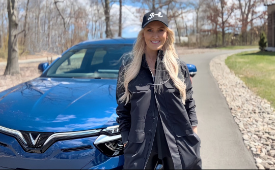 “Nữ hoàng review” Supercar Blondie nói gì khi lần đầu lái VinFast VF 8 tại Mỹ?