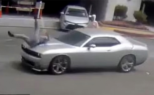 Cướp liều lĩnh lao ô tô vào một phụ nữ giữa ban ngày