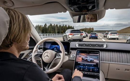 Anh cho phép người lái xem truyền hình khi đang lái xe