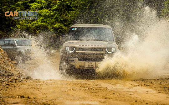 “Vác” xế sang offroad Defender đi “săn mây” Tà Xùa