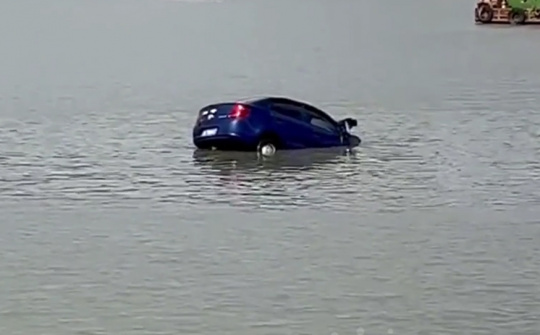 Hai mẹ con kẹt trong ô tô chìm dưới hồ, công nhân lái máy xúc giải cứu