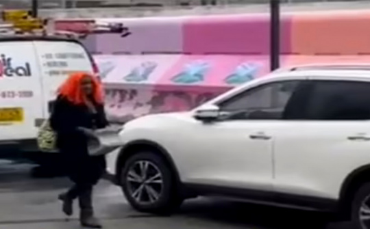 Người phụ nữ tóc cam đập cửa kính ô tô trộm iPhone giữa ban ngày