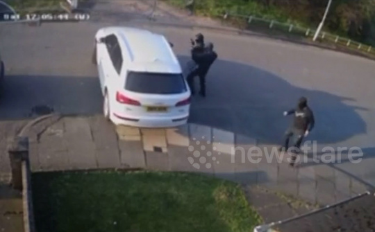 Nữ tài xế xử lý gọn tình huống đối mặt 3 tên cướp