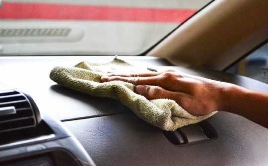 Bề mặt bảng táp-lô xe ô tô nhanh xuống cấp là do đâu?