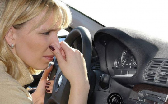 Xe ô tô có mùi khét, nguyên nhân do đâu?