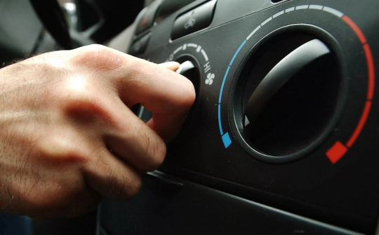 Cách dùng điều hòa ô tô tiết kiệm xăng