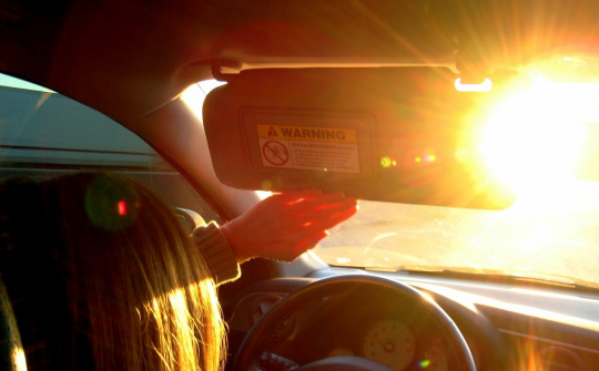 Những đồ dùng không nên để trên ô tô dưới trời nắng nóng