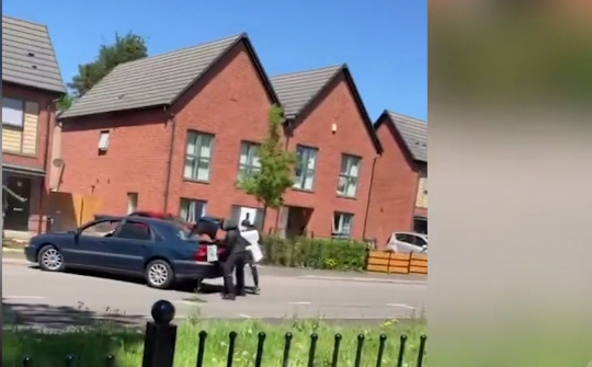 Cướp lái xe 4 chỗ táo tợn tấn công xe giao hàng giữa ban ngày