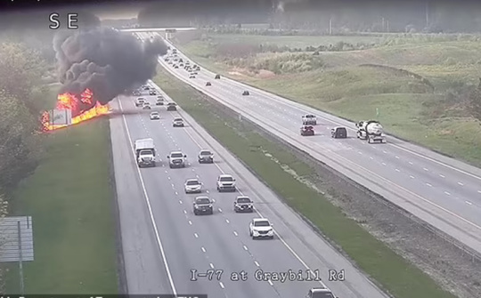 Ô tô đâm bán tải chìm trong biển lửa